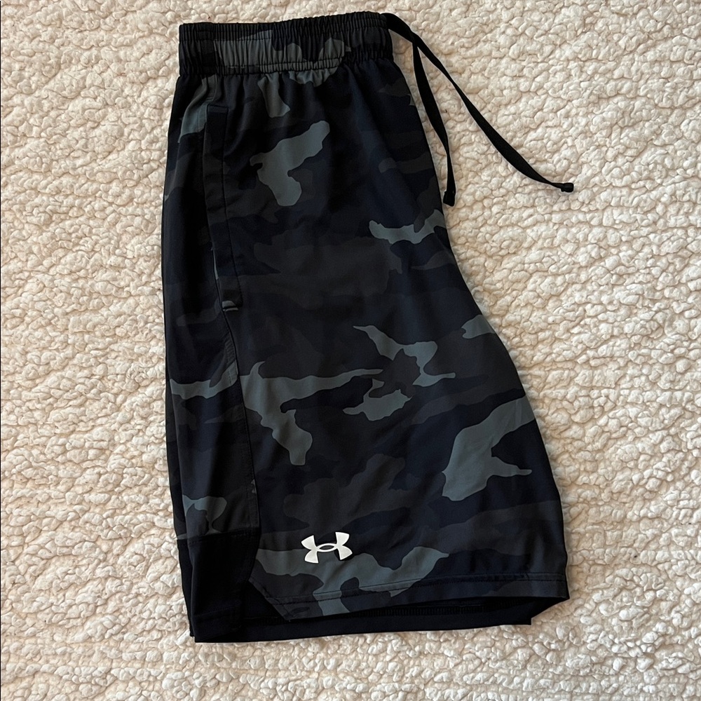 Under Armour Dark Camo Athletic Shorts, men’s sixe S, like new, comfy material